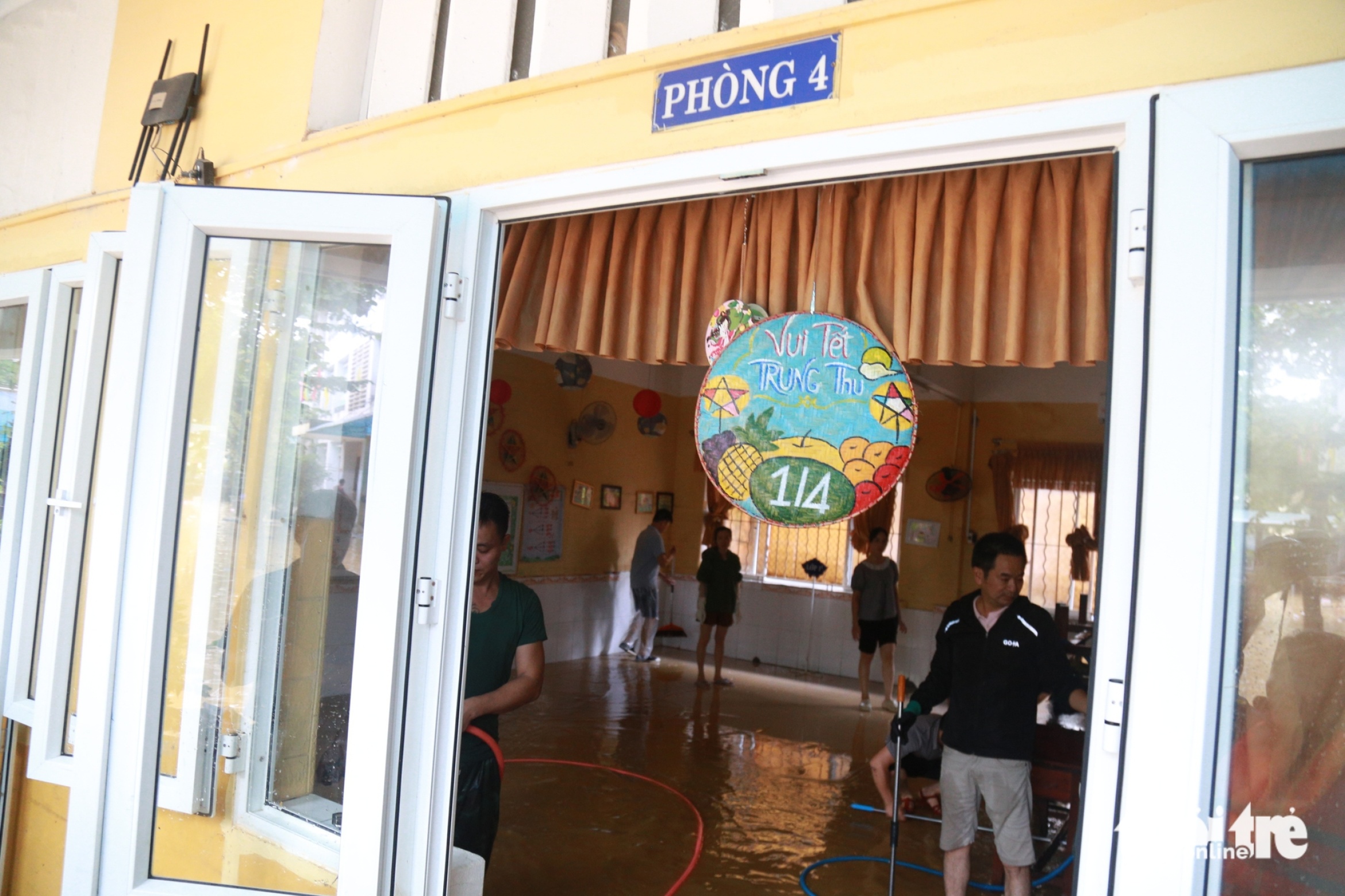 洪水过后书本桌椅被泥浆淹没,顺化师生忙于清理校园